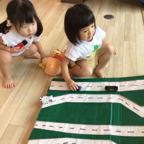 ミニカー発車しま～す♪すべり台！？