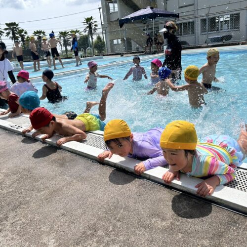 ６月　小学校でプール遊び